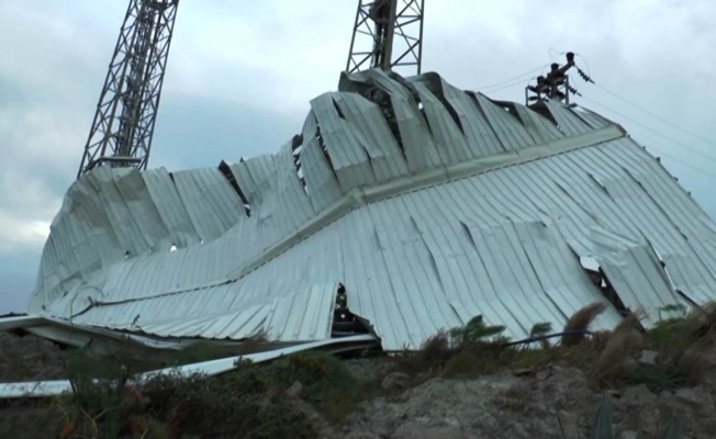 Fırtına tonlarca ağırlıktaki çatıyı metrelerce uçurdu