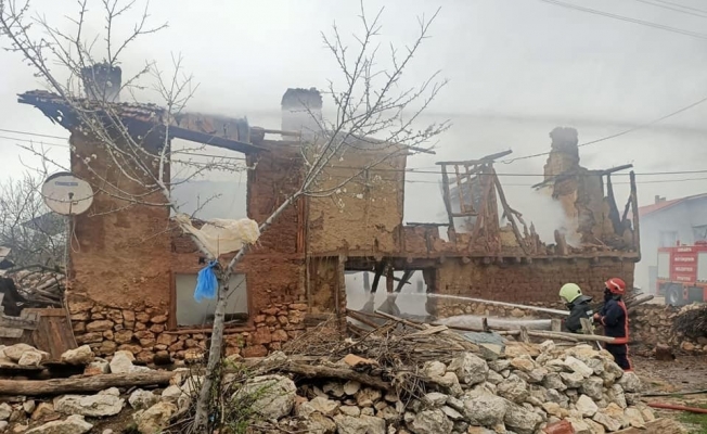 Bolu’da yanan 2 katlı ev kullanılamaz hale geldi