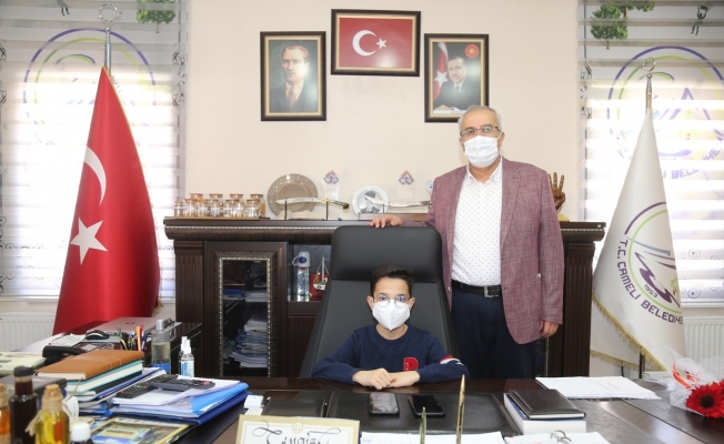Çameli Belediye Başkanı Arslan koltuğunu çocuklara emanet etti