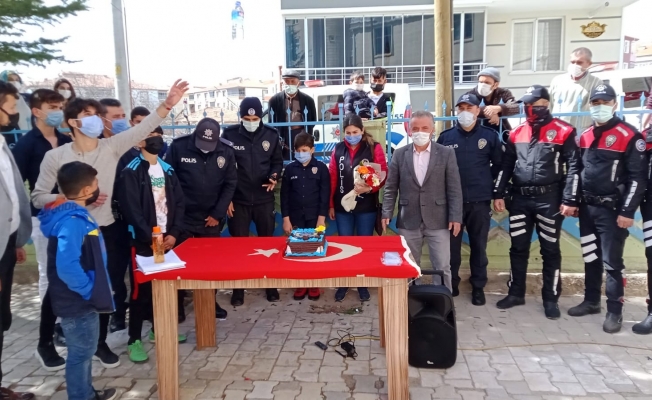 Cami cemaatinden polise yaş pastalı kutlama