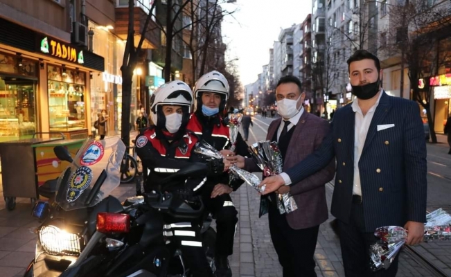 ÇEL- DER Başkanı Mehmet Taş, ‘Polis Haftası’nda polislere karanfil dağıttı