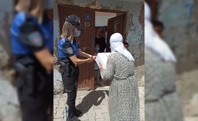 Cizre polisinden ihtiyaç sahibi ailelere gıda yardımı