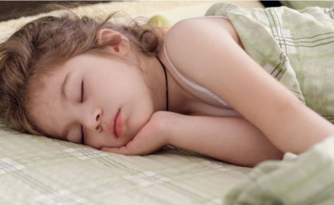 Çocuklar uyurken neden sürekli üzerini açar?