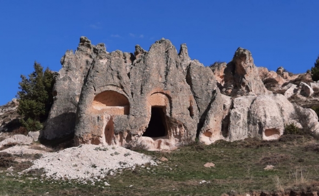 Defineciler Frig Vadisi’ne zarar veriyor