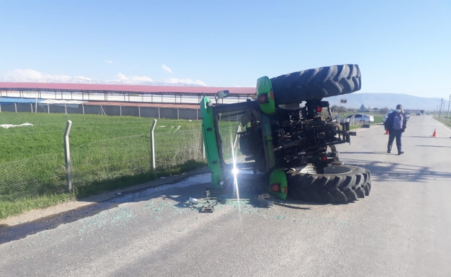 Devrilen traktörün sürücüsü yaralandı