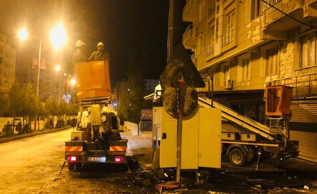 Dicle Elektrikten Silvan’da patlayan trafoda bakım ve yenileme çalışması