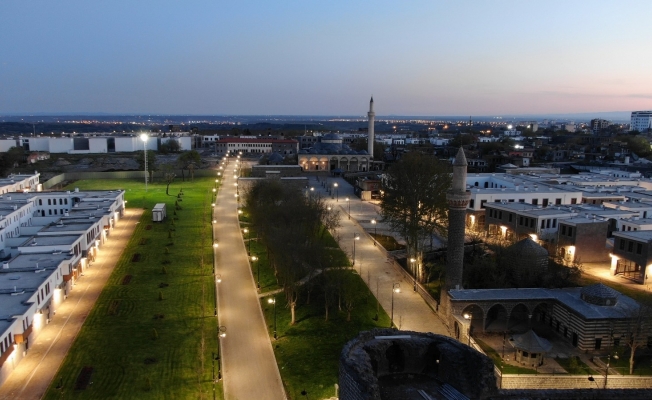 Diyarbakır’da teröristler tarafından yakılan Kurşunlu Camisi’nin çevresi ışıl ışıl oldu