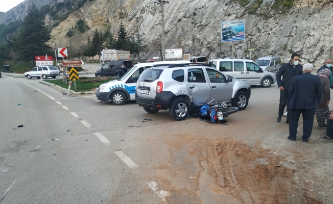 Eğirdir’de cip ile motosiklet çarpıştı: 2 yaralı