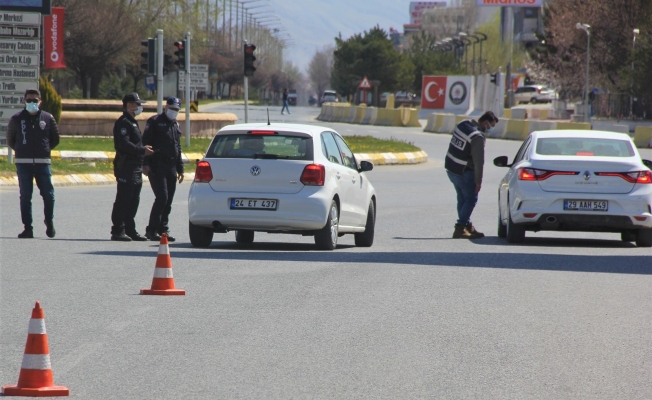 Erzincan’da hafta içi yoğunluk olan caddeler kısıtlamayla sessizliğe büründü