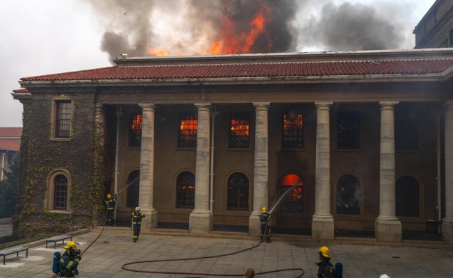 Güney Afrika’daki Tafelberg Dağı’nda yangın çıktı