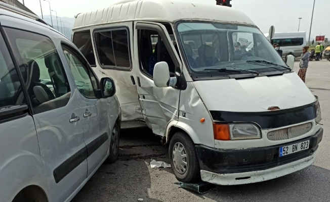 Hafif ticari araç ile minibüs çarpıştı: 3 yaralı