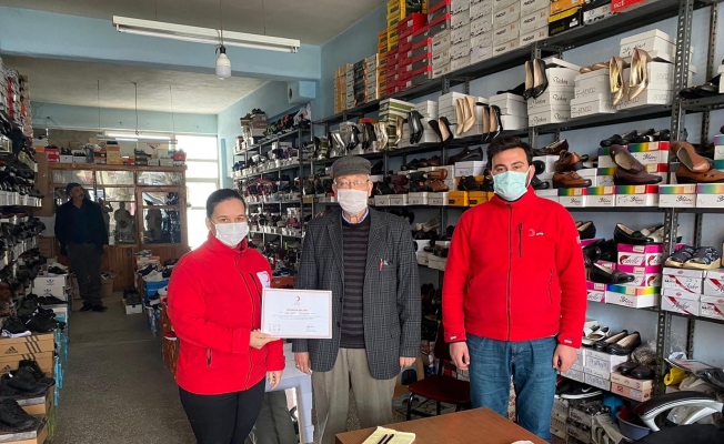 Hayırsever esnaftan Kızılay’a ayakkabı bağışı