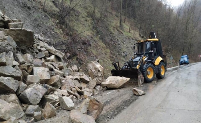 Heyelanda dev kayalar yolu kapattı