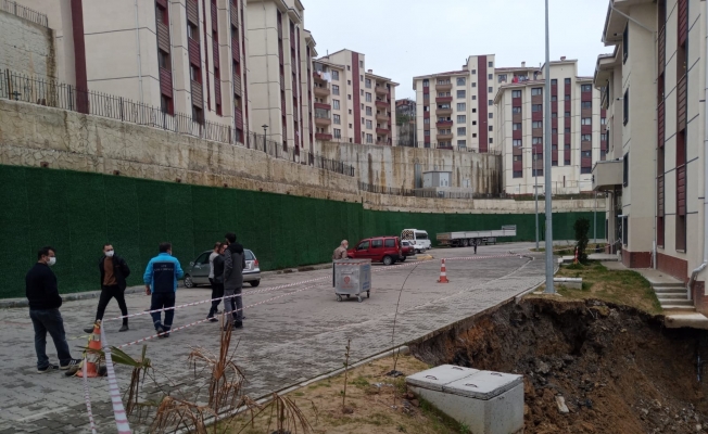 İki bina arasında meydana gelen heyelan sonucunda istinat duvarı çöktü