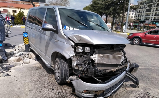 Isparta’da hafif ticari araç ile minibüs çarpıştı: 1 yaralı