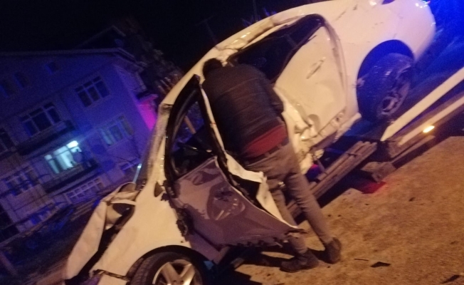 Isparta’da otomobil ile ticari taksi çarpıştı: 3 yaralı