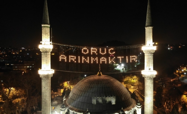 İstanbul’da camiler Ramazan ayının başlangıcı ile birlikte mahyalarla süslendi