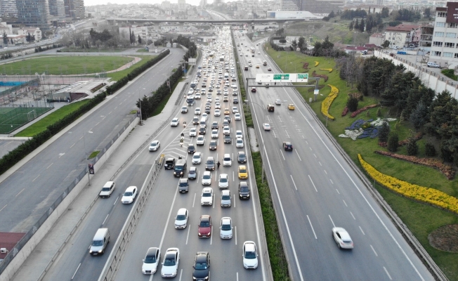 İstanbul’da ilk sahur öncesi yaşanan trafik yoğunluğu havadan görüntülendi