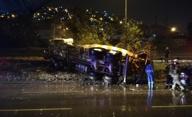 İzmir’de sürücüsünün kontrolünden çıkan beton mikseri devrildi