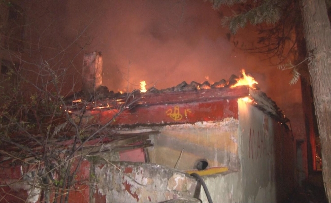 İzmir’de tek katlı metruk evde yangın paniği