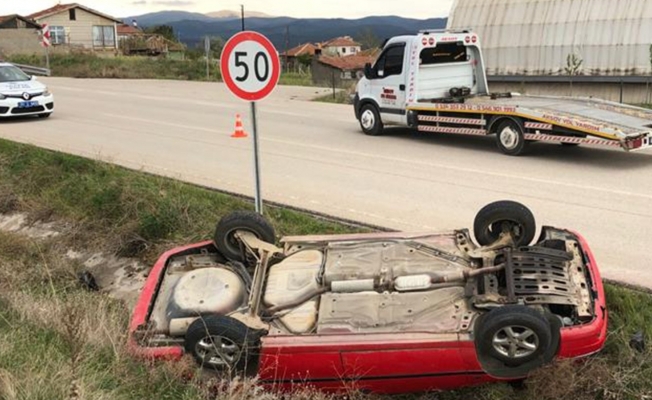 Kanala devrilen otomobilin sürücüsü yaralandı