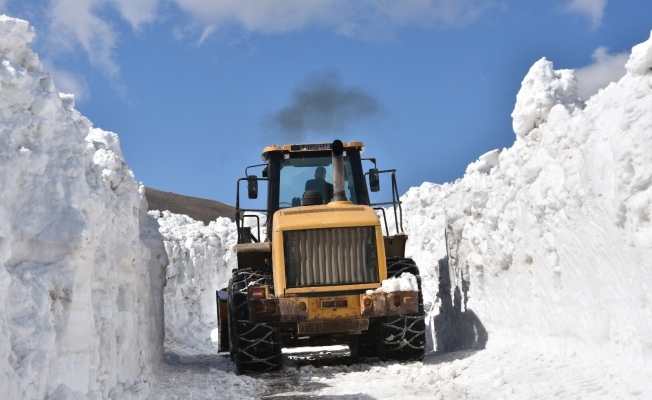 Kar kalınlığının 10 metreyi bulduğu Nemrut Krater Gölü’nün yolunda çalışma