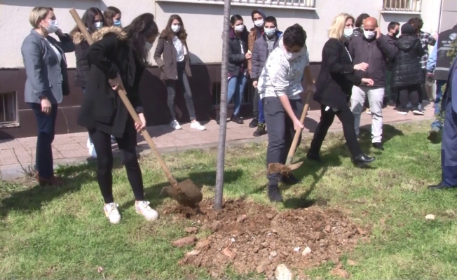Kartallı öğrenciler kep atmak yerine fidan dikerek doğada iz bıraktı
