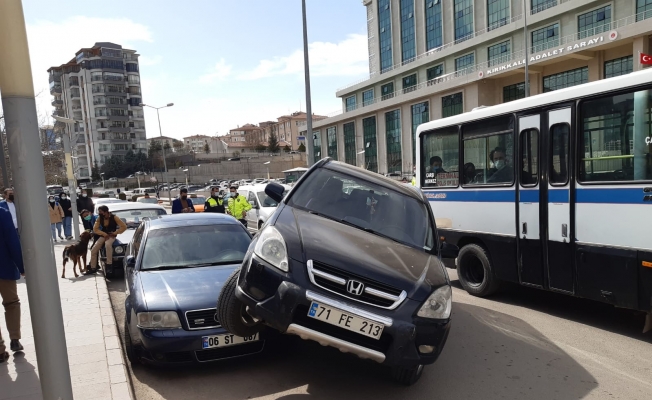 Kırıkkale’de ilginç kaza, cip park halindeki otomobilin üzerine çıktı
