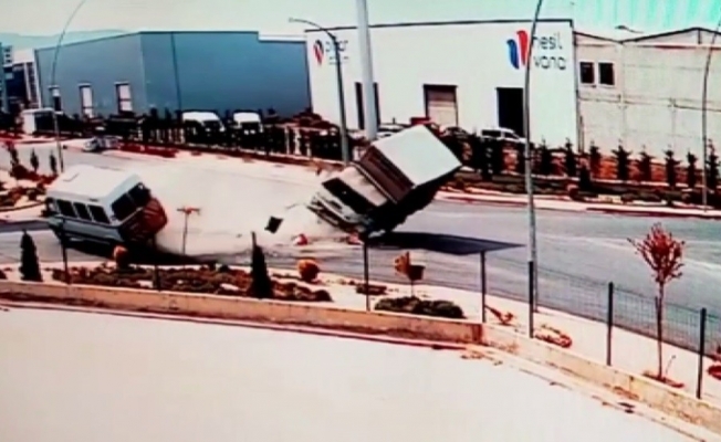 Konya’da çarpışan kamyonet ve minibüsün devrilme anı kamerada