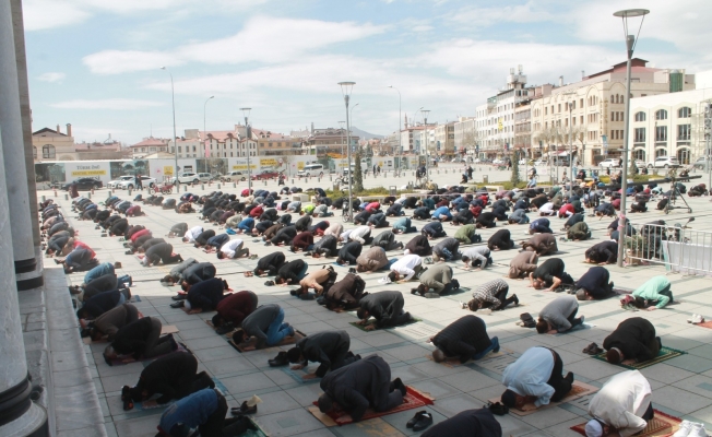 Konya’da Ramazan ayının ilk cuma namazı tedbirlerle kılındı