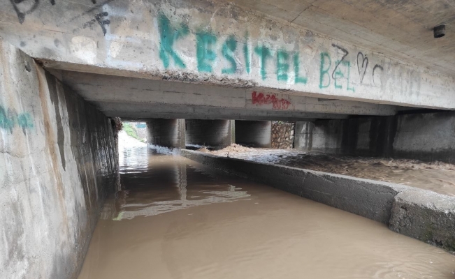Mandıras Deresi taştı. Alt geçit sular altında kaldı.
