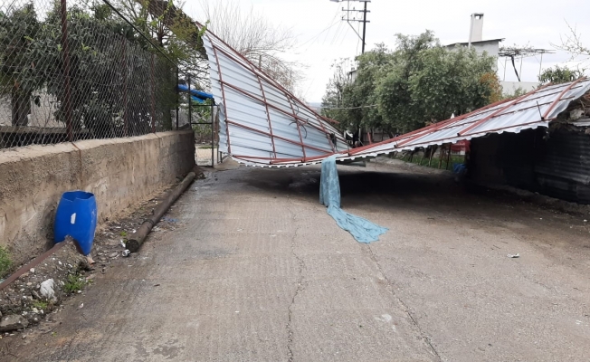 Osmaniye’de fırtına evlerin çatısını uçurdu