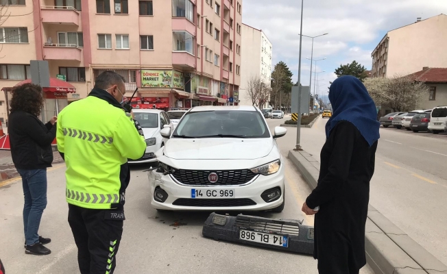 Otomobile çarptı, plakanın olduğu tamponu olay yerinde bırakıp kaçtı