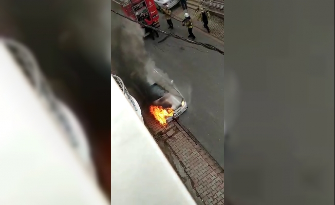 (Özel) Çekmeköy’de sokak ortasında otomobilin yandığı anlar kamerada
