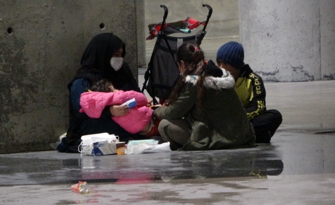Taksim’de çocuklarını dilendiren kadın önce kameralara, ardından zabıtaya yakalandı