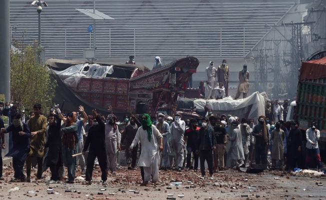 Pakistan’da polis göstericilere ateş açtı: 3 ölü, 50 yaralı