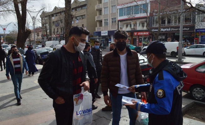Polisler Erzincan’ın rengini mavi yapmak için broşür dağıttı