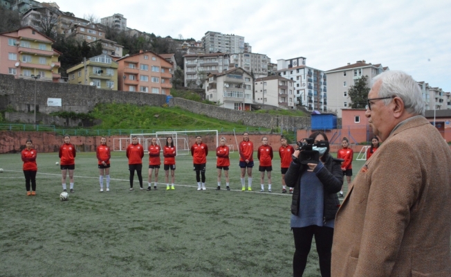 Posbıyık’tan kadın futbol takımına destek