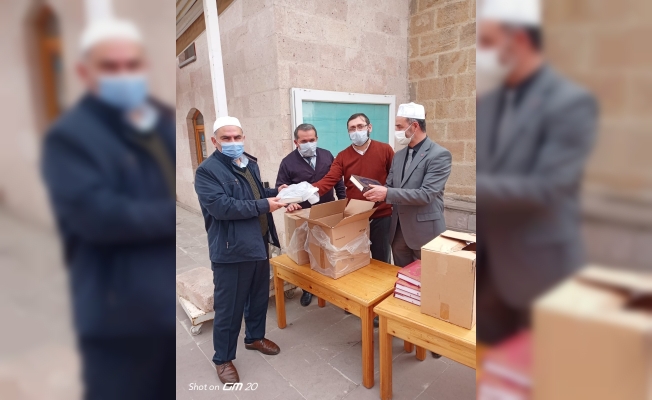 Posof’ta 250 kişiye Kur’an-ı Kerim hediye edildi