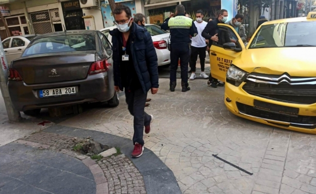 Samsun’da kaza yapan otomobil kaldırımdaki yayaya çarptı: 1 yaralı
