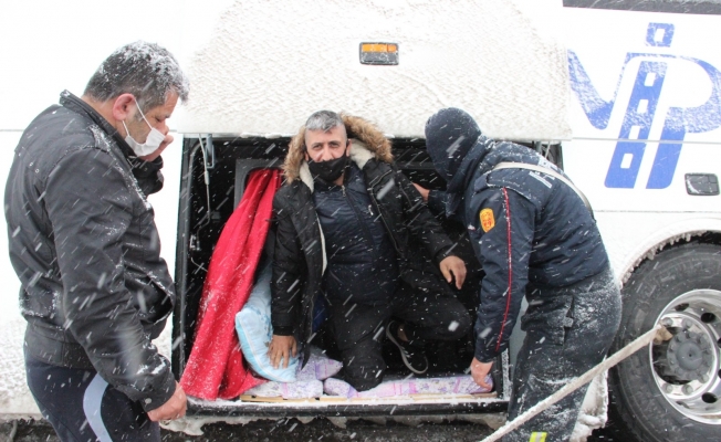 Şarampole kayan otobüsteki 24 kişi bagajdan tahliye edildi