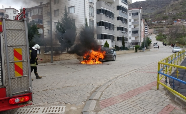 Satışını almaya gittiği otomobil alev alev yandı