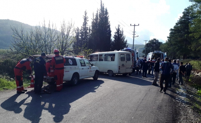 Seydikemer’de mezarlığın duvarına çarpan minibüsteki 2 kişi yaralandı