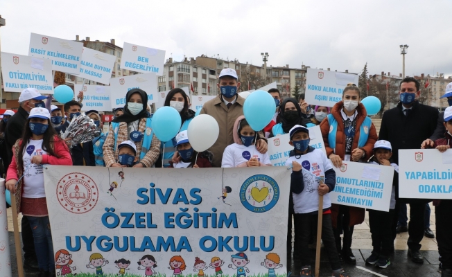 Sivas’ta 2 Nisan Dünya Otizm Farkındalık Günü dolayısıyla kurulan standı Vali Salih Ayhan ziyaret etti