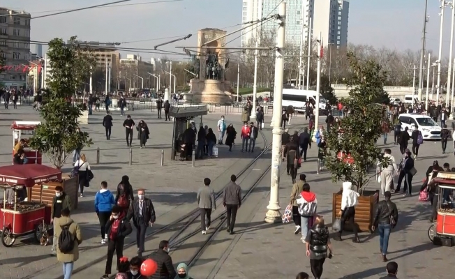 Taksim ve İstiklal Caddesi’nde insan seli