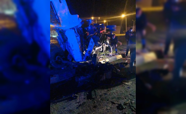 Tatvan’da 2 kamyon çarpıştı: 1 ölü, 2 yaralı