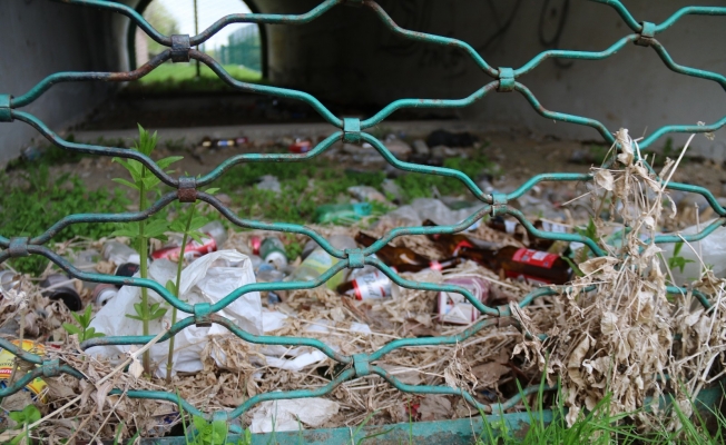 Tellerle kapatılmış köprü altını çöplüğe çevirdiler