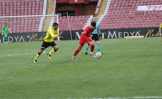 TFF. 1. Lig: Balıkesirspor: 0 - İstanbulspor: 1  (İlk yarı sonucu)