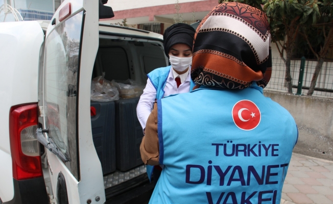 Türkiye Diyanet Vakfı ihtiyaç sahibi ailelere iftarlık dağıttı