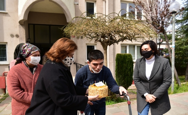 Tuzla’nın özel çocuğu Yusuf’a Başkan Yazıcı’dan doğum günü pastası
